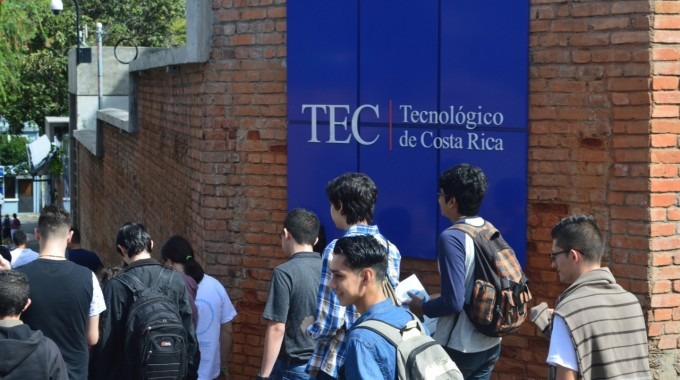 Grupo de jóvenes estudiantes caminando hacia la entrada principal del Campus Tecnológico Local San José en Barrio Amón.