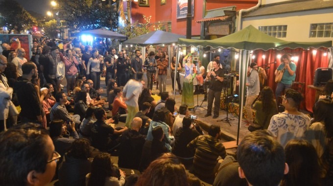 imagen de personas disfrutando del arte en festival Amón Cultural 