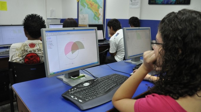 estudiante observa computadora