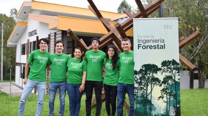 Imagen de cuatro estudiantes y dos profesores  en la Escuela de Forestal