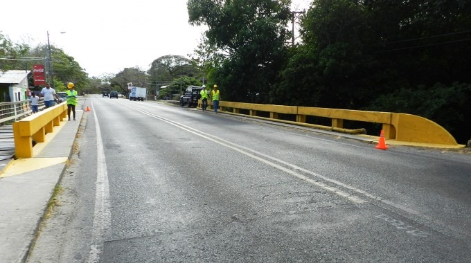 Inspectores, con chalecos amarillos, revisan el estado de un puente.