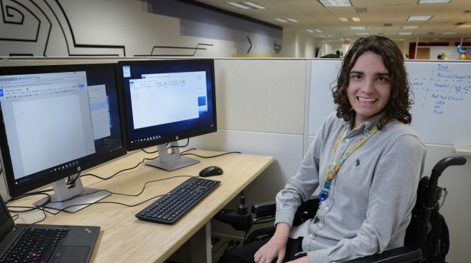 André Solís actualmente labora en Intel Costa Rica bajo la figura estudiante-trabajador, su rol es de Desarrollador de Aplicaciones. (Foto cortesía de Fanny Alvarado, asesora en Comunicación Estratégica Intel).