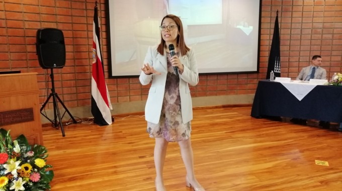 Imagen de una mujer brindando un discurso.