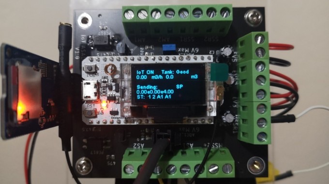 Varios circuitos integrados con una pantalla que dice IoT.