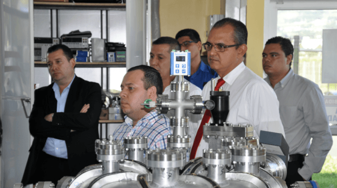 Académicos centroamericanos en una presentación en el Laboratorio de Plasma de la Escuela de Electrónica.