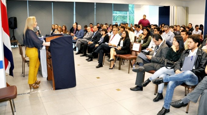 Exposición frente a una sala llena.