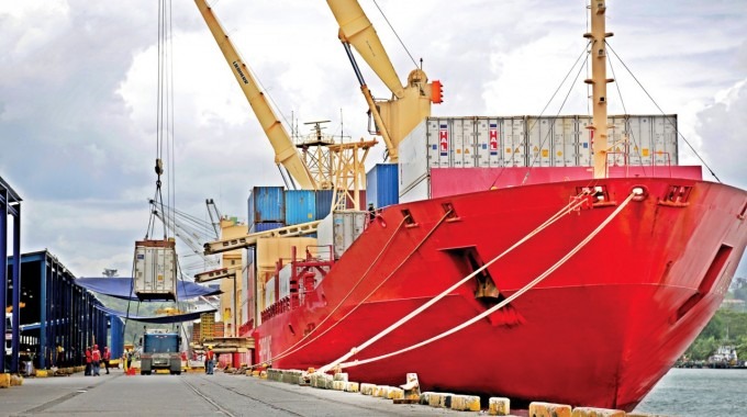 barco en puerto encuesta logística