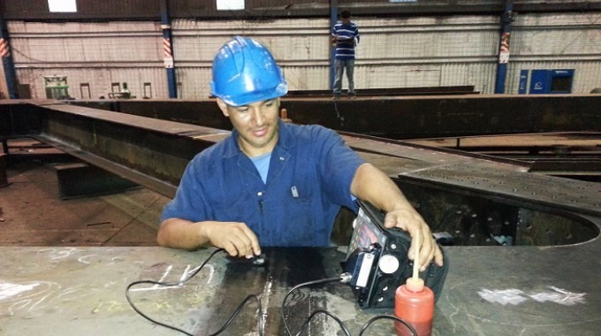 El ingeniero realiza pruebas en una estructura metálica.