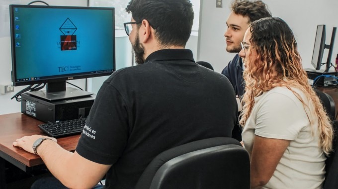 estudiantes de ingeniería computadores tec