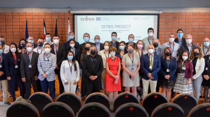 Los miembros de universidades e instituciones posaron para una foto en el auditorio del TEC.