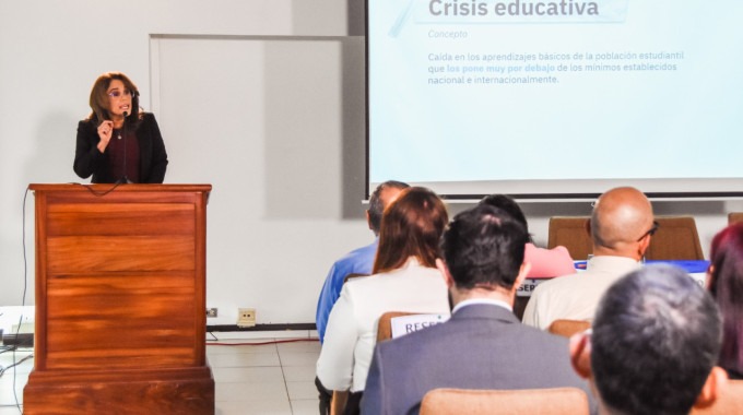 La fotografía es del momento es que se da la presentación del informe 