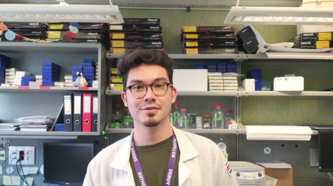 Esteban Chacón en el laboratorio.