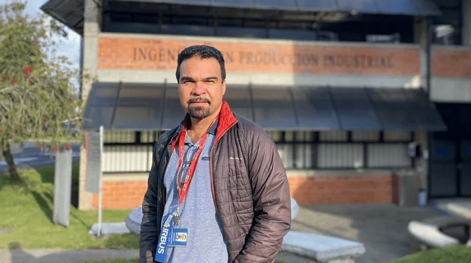 Profesor Esteban Le Maitre González frente a la Escuela de Producción Industrial del TEC