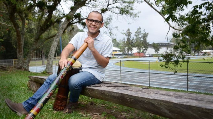 Esteban Martínez posa junto a instrumentos musicales.