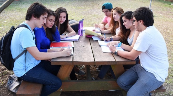 estudiantes_sentados_estudiando_