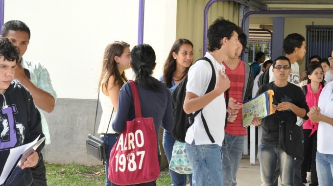 estudiantes_caminando_por_el_pasillo_