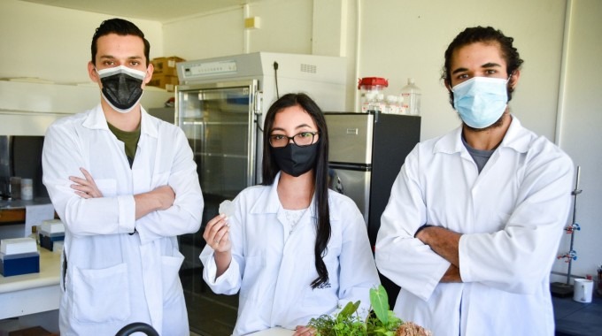 Los tres jóvenes posan para la fotografía en uno de los laboratorios del TEC 