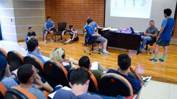 Imagen de varios estudiantes realizando actividades de trabajo en equipo.