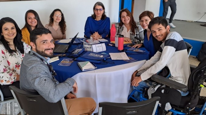 Estudiantes con discapacidad en mesa de trabajo.