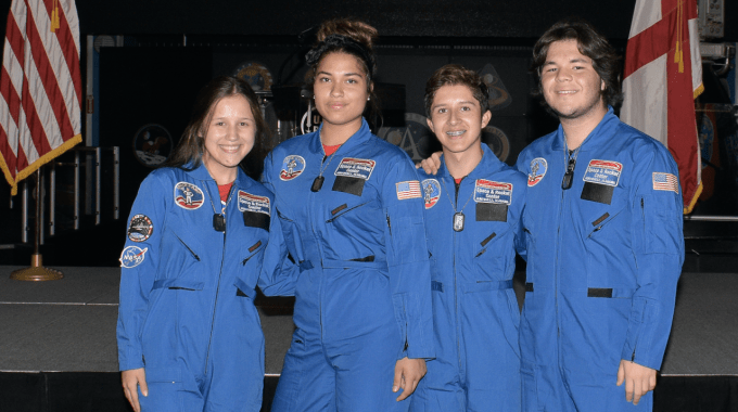 imagen de cuatro estudiantes del Científico en el Space Camp
