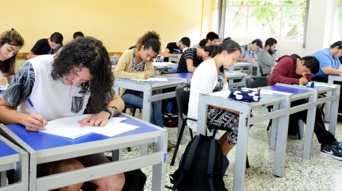 estudiantes_aplicando_examen_