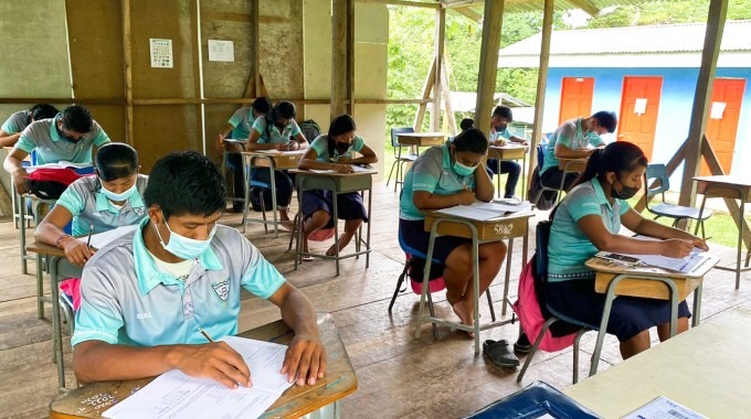 estudiantes realizando examen de admisión