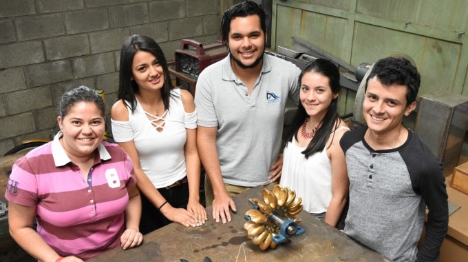 Cinco estudiantes posan alrededor de la turbina que fabricaron. 