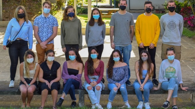 En la fotografía se muestra el grupo de estudiantes extranjeros. 