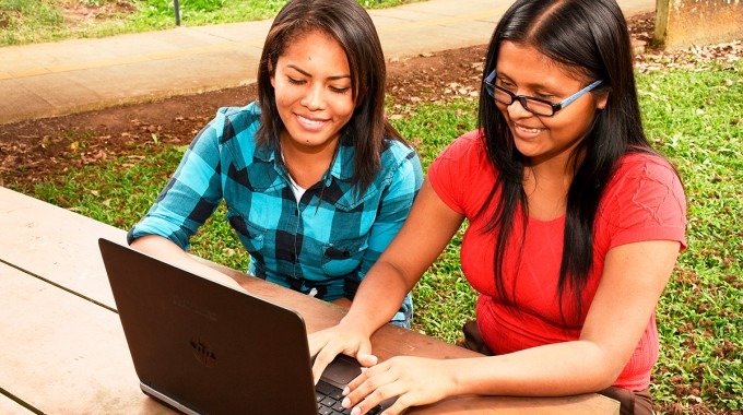 dos mujeres frente a computadora portátil