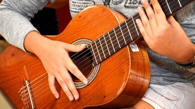 manos sobre guitarra