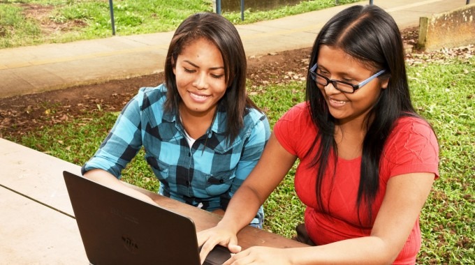 dos mujeres frente a computadora portátil