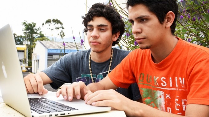 dos estudiantes frente a computadora