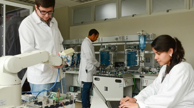 estudiantes hombres y mujeres en un laboratorio 