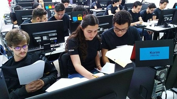 estudiantes_sentados_frente_a_computadoras_