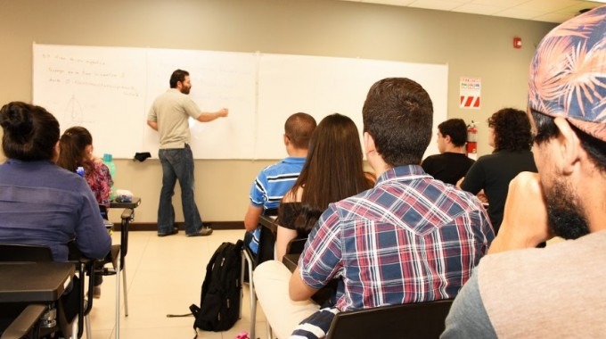 estudiantes_recibiendo_lecciones_en_un_aula_del_tec