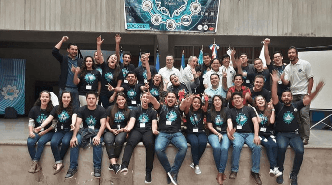 estudiantes_en_grupo_en_guatemala_