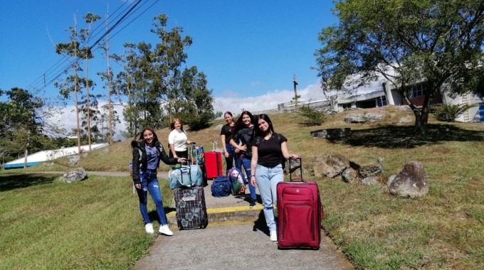 Imagen de estudiantes camino a las residencias estudiantiles