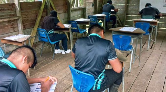 jóvenes realizando el examen de admisión 