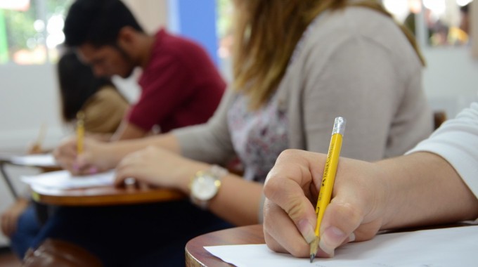 personas haciendo examen admision tec 