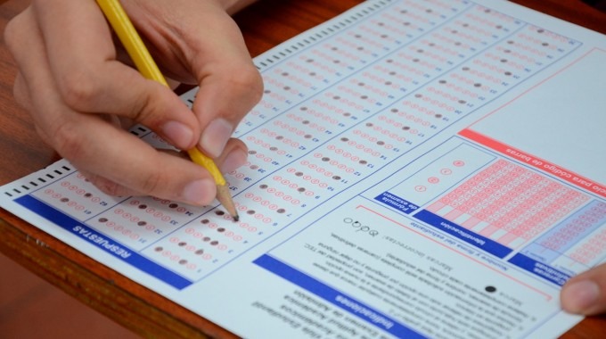 mano de persona con lápiz haciendo examen del tec