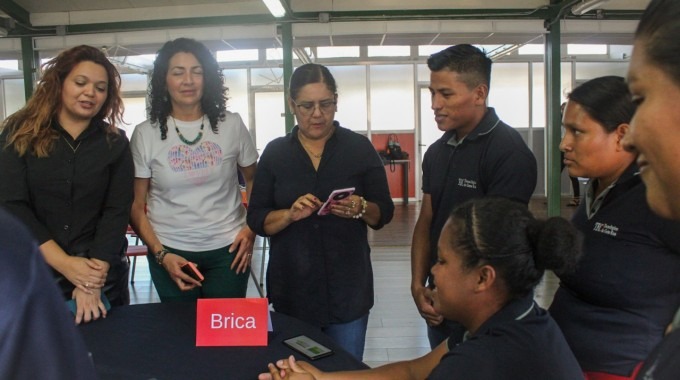 El jurado discute la idea de negocios con los estudiantes.