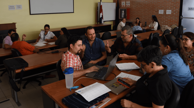 imagen de varias personas en una mesa de trabajo