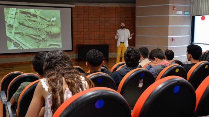 imagen de un expositor hablando sobre información falsa a los estudiantes de física.