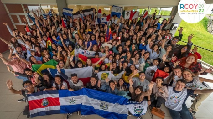 Un grupo grande de jóvenes posa para la foto. RCOY TEC COSTA RICA 2022