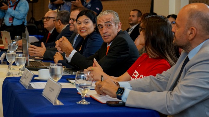 Las personas rectoras en la mesa de negociación. 