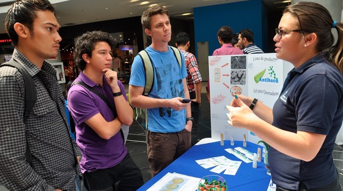 exposicion de mujer a estudiantes en pasillos del mall