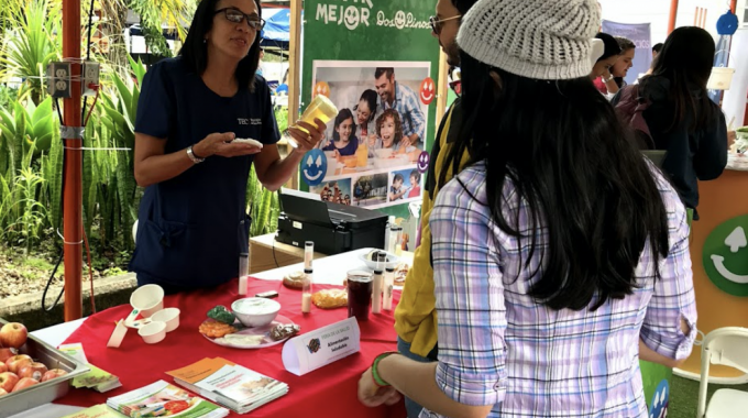 imagen de una mujer mostrando productos saludables a los estudiantes del TEC.