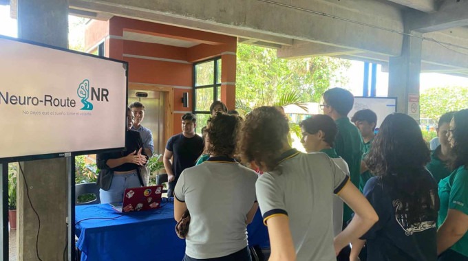 Imagen de varios estudiantes en la feria