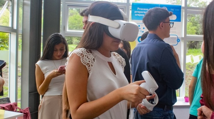 Una joven con equipo de realidad virtual
