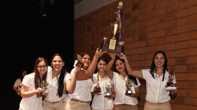 Seis mujeres levantan un trofeo.